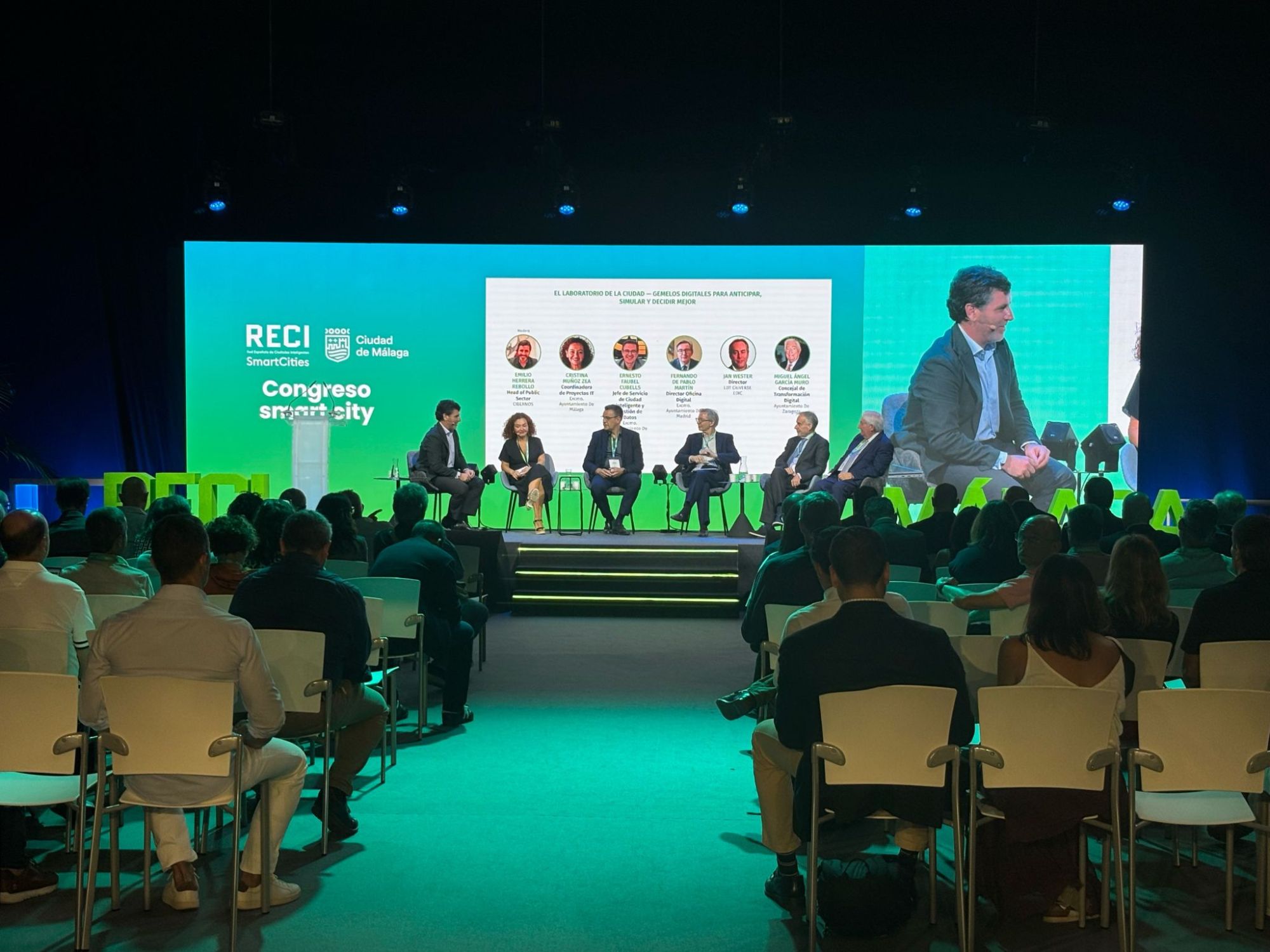 Coloquio RECI en el VI Congreso Smart City celebrado en Greencities 2026, FYCMA, Málaga, con tres ponentes en el escenario ante el público